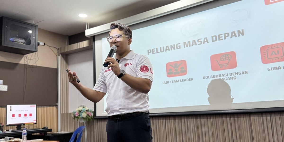 Anwar Baharudin giving a speech